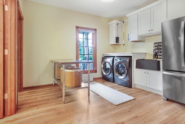 W176N5411 Highridge DRIVE, Menomonee Falls, WI 53051