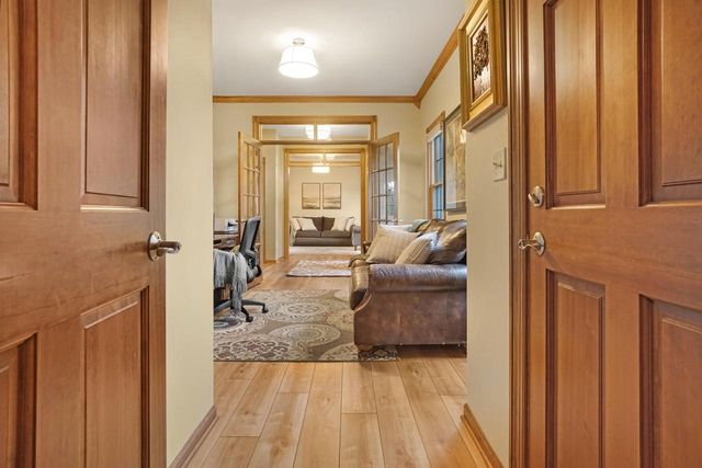 W176N5411 Highridge DRIVE, Menomonee Falls, WI 53051
