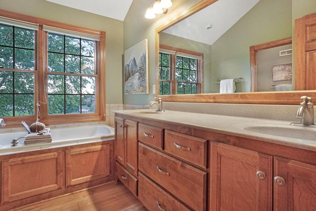 W176N5411 Highridge DRIVE, Menomonee Falls, WI 53051