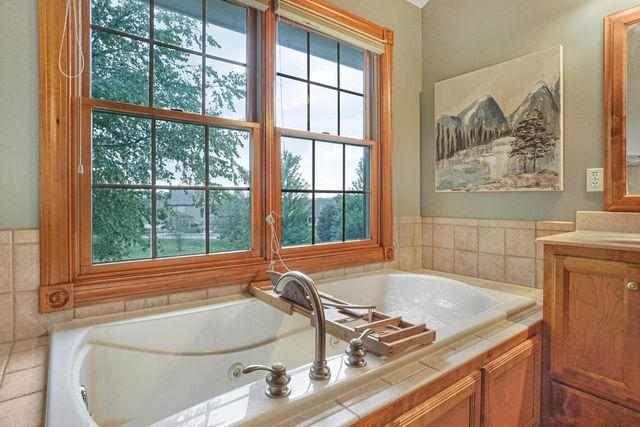W176N5411 Highridge DRIVE, Menomonee Falls, WI 53051