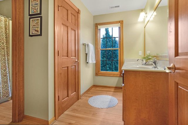W176N5411 Highridge DRIVE, Menomonee Falls, WI 53051