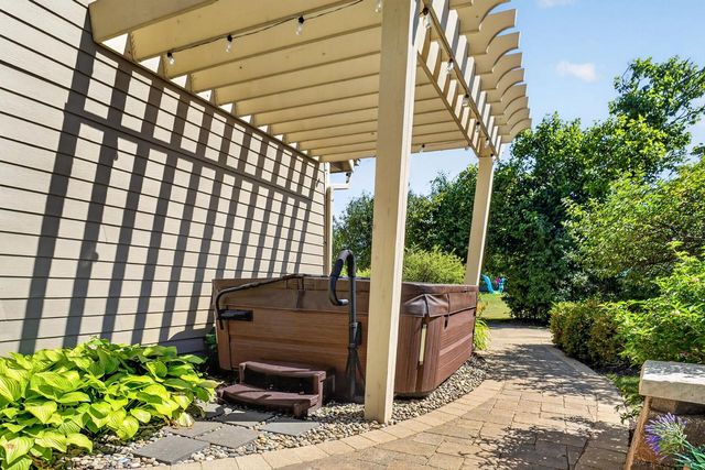 W176N5411 Highridge DRIVE, Menomonee Falls, WI 53051