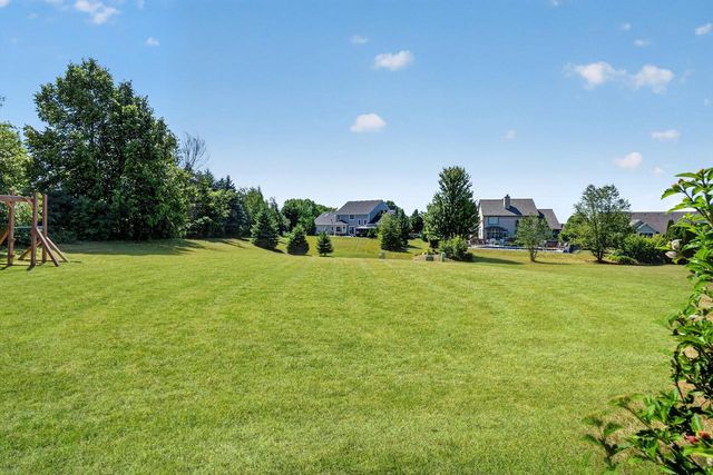 W176N5411 Highridge DRIVE, Menomonee Falls, WI 53051