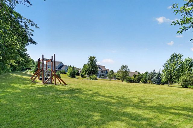 W176N5411 Highridge DRIVE, Menomonee Falls, WI 53051