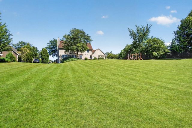 W176N5411 Highridge DRIVE, Menomonee Falls, WI 53051