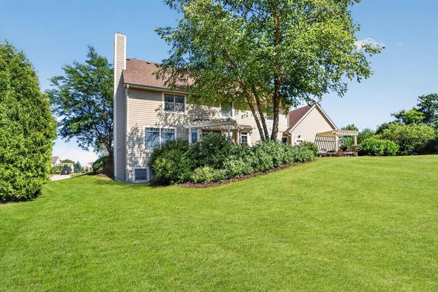 W176N5411 Highridge DRIVE, Menomonee Falls, WI 53051