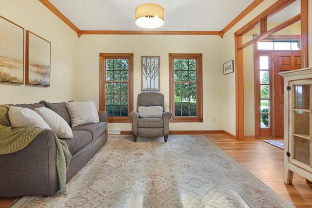 W176N5411 Highridge DRIVE, Menomonee Falls, WI 53051