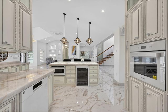 941 NE 119th St, Biscayne Park, FL 33161