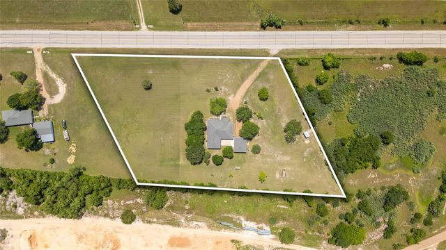 2460 N State Highway 95, Moulton, TX 77975