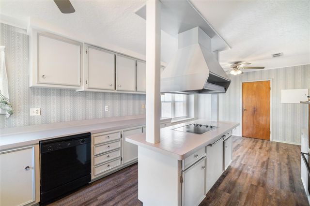 2460 N State Highway 95, Moulton, TX 77975