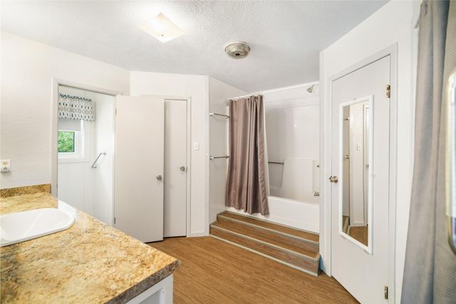 2460 N State Highway 95, Moulton, TX 77975