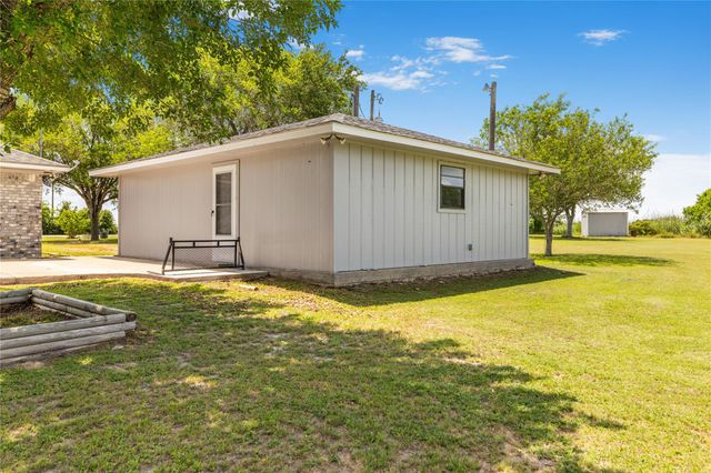 2460 N State Highway 95, Moulton, TX 77975