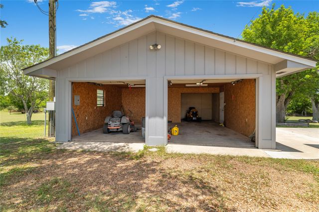 2460 N State Highway 95, Moulton, TX 77975