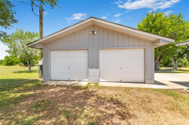 2460 N State Highway 95, Moulton, TX 77975