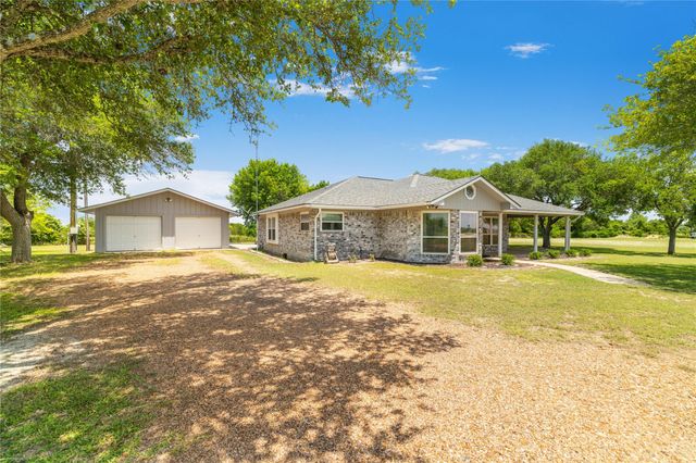 2460 N State Highway 95, Moulton, TX 77975