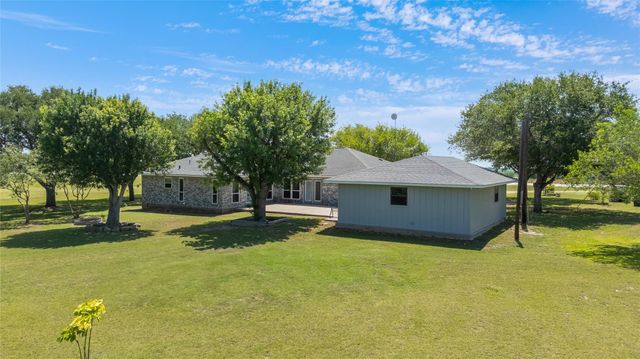 2460 N State Highway 95, Moulton, TX 77975