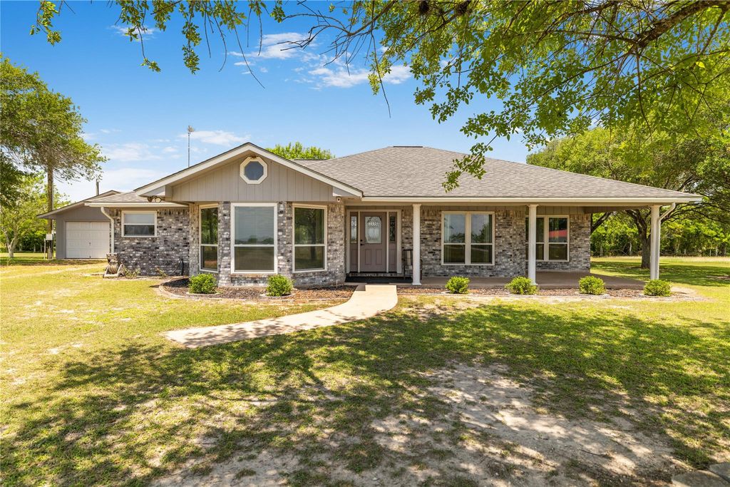 2460 N State Highway 95, Moulton, TX 77975