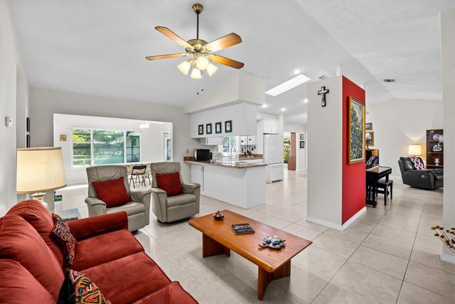 571 NE Town Terrace, Jensen Beach, FL 34957