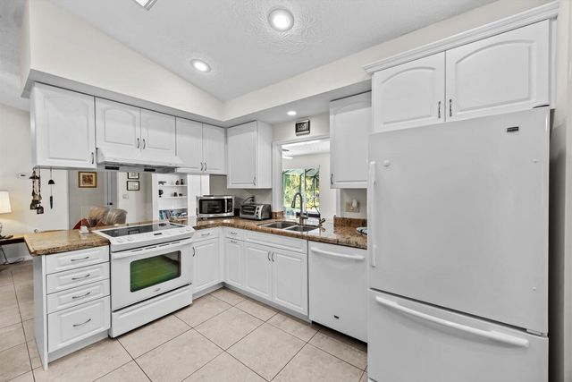 571 NE Town Terrace, Jensen Beach, FL 34957