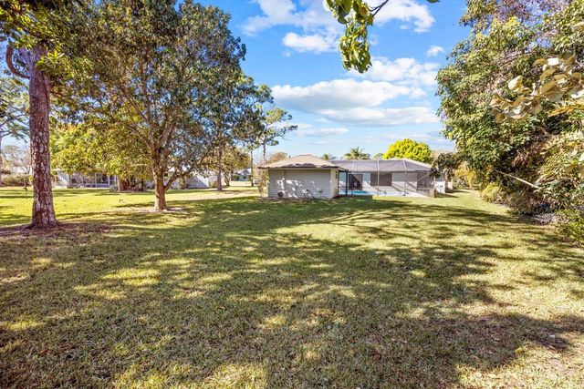 571 NE Town Terrace, Jensen Beach, FL 34957