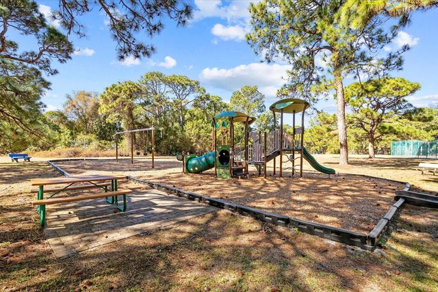 571 NE Town Terrace, Jensen Beach, FL 34957