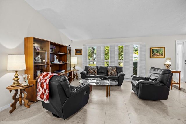 571 NE Town Terrace, Jensen Beach, FL 34957