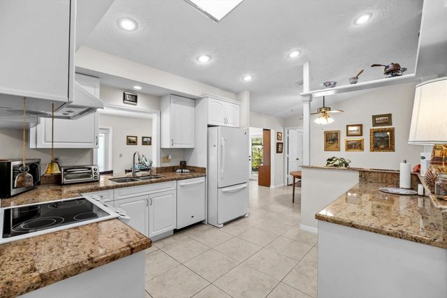 571 NE Town Terrace, Jensen Beach, FL 34957