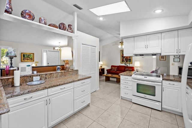 571 NE Town Terrace, Jensen Beach, FL 34957