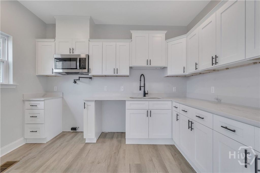 Image 13 of property listing at 1112 E WALDBURG Street, Savannah, GA 31404