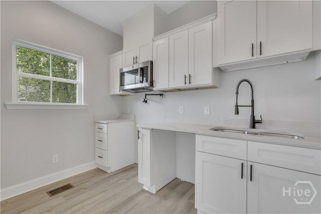 Image 9 of property listing at 1112 E WALDBURG Street, Savannah, GA 31404