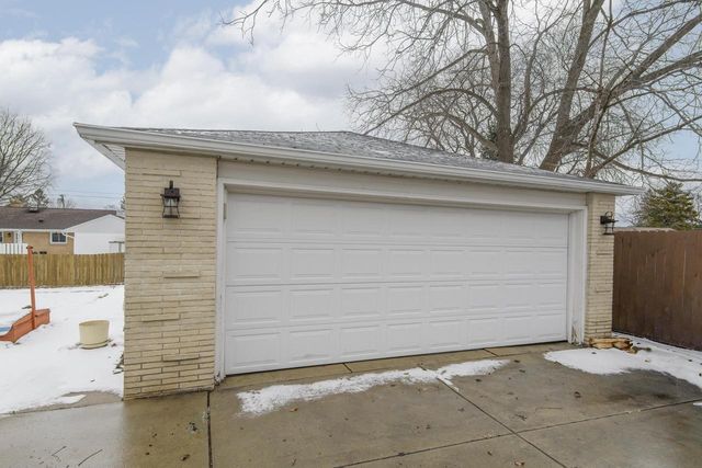 7028 W Crawford AVENUE, Milwaukee, WI 53220