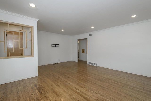 7028 W Crawford AVENUE, Milwaukee, WI 53220