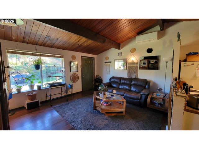 85266 CHEZEM Rd, Eugene, OR 97405