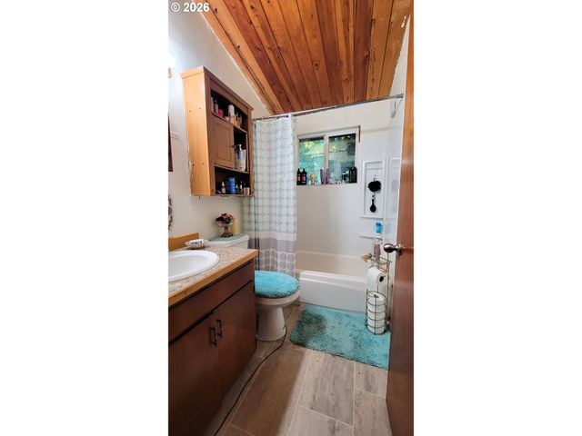 85266 CHEZEM Rd, Eugene, OR 97405