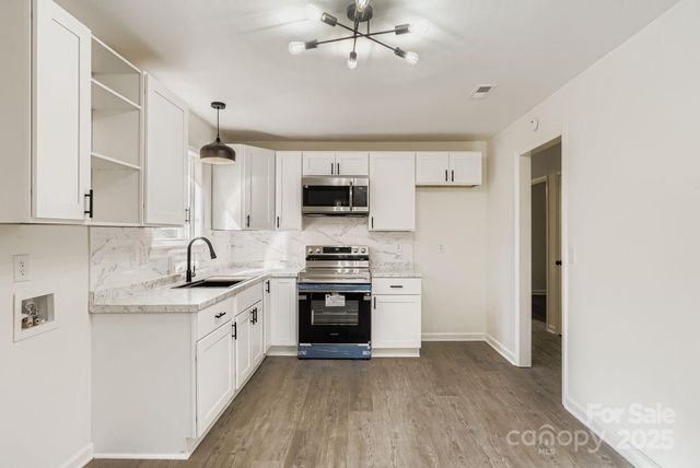 6104 Bridlewood Lane, Charlotte, NC 28215