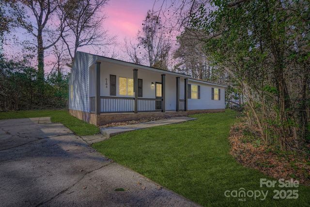 6104 Bridlewood Lane, Charlotte, NC 28215