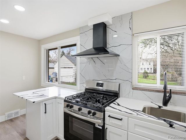 18686 Brady, Redford, MI 48240