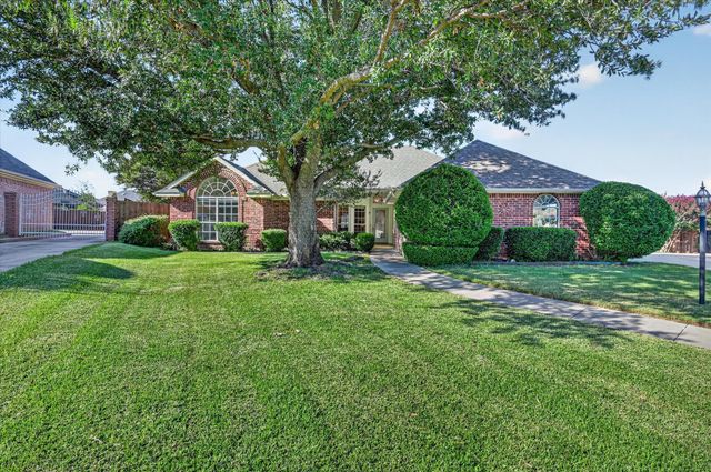 729 Bent Tree Court, Hurst, TX 76054