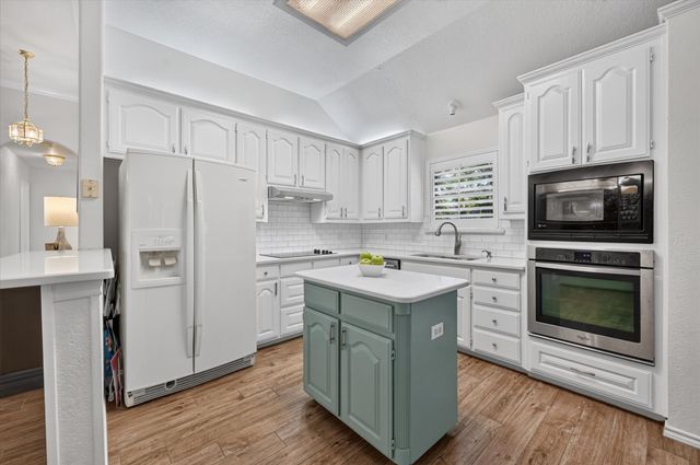 729 Bent Tree Court, Hurst, TX 76054