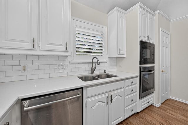 729 Bent Tree Court, Hurst, TX 76054