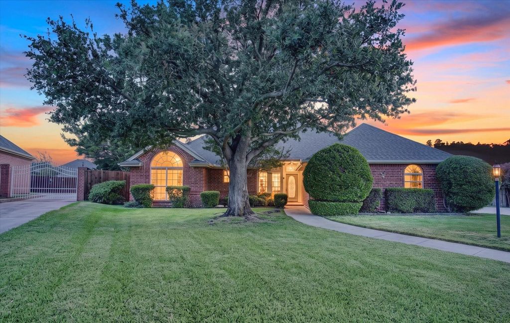 729 Bent Tree Court, Hurst, TX 76054