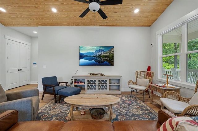 224 Lakeshore Circle SE, Acworth, GA 30101
