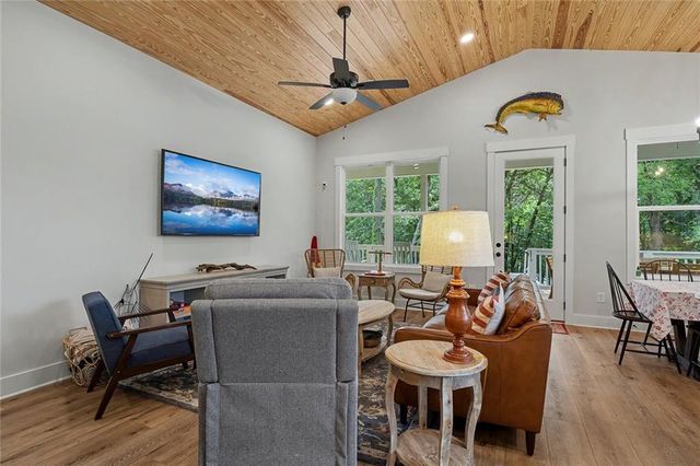 224 Lakeshore Circle SE, Acworth, GA 30101