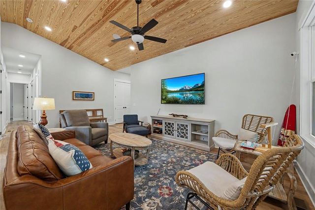 224 Lakeshore Circle SE, Acworth, GA 30101