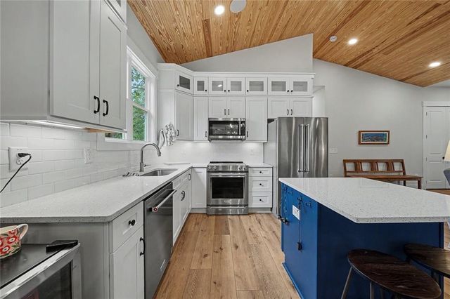 224 Lakeshore Circle SE, Acworth, GA 30101