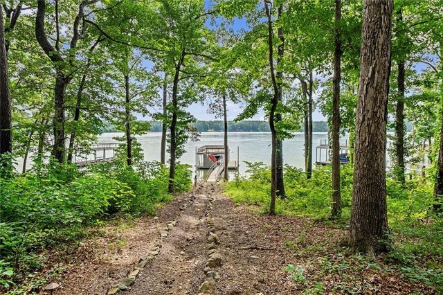 224 Lakeshore Circle SE, Acworth, GA 30101
