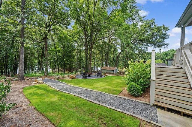 224 Lakeshore Circle SE, Acworth, GA 30101