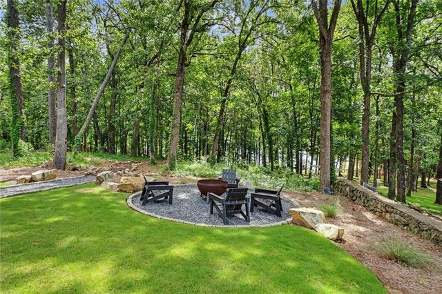 224 Lakeshore Circle SE, Acworth, GA 30101