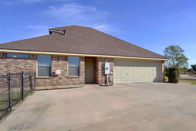 1311 Roe Helm Circle, Rhome, TX 76078