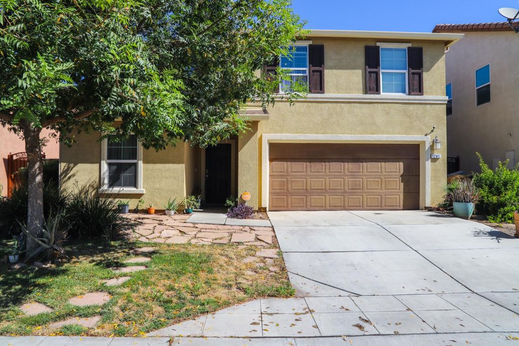 1241 Peach Court, Madera, CA 93638